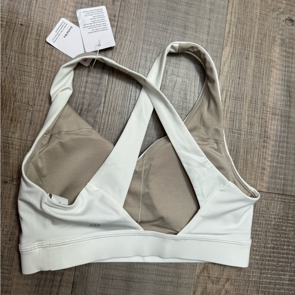 NWT Lululemon Envital Bra *Medium Support, D/DD Cup /
White size 4 - Picture 3 of 6